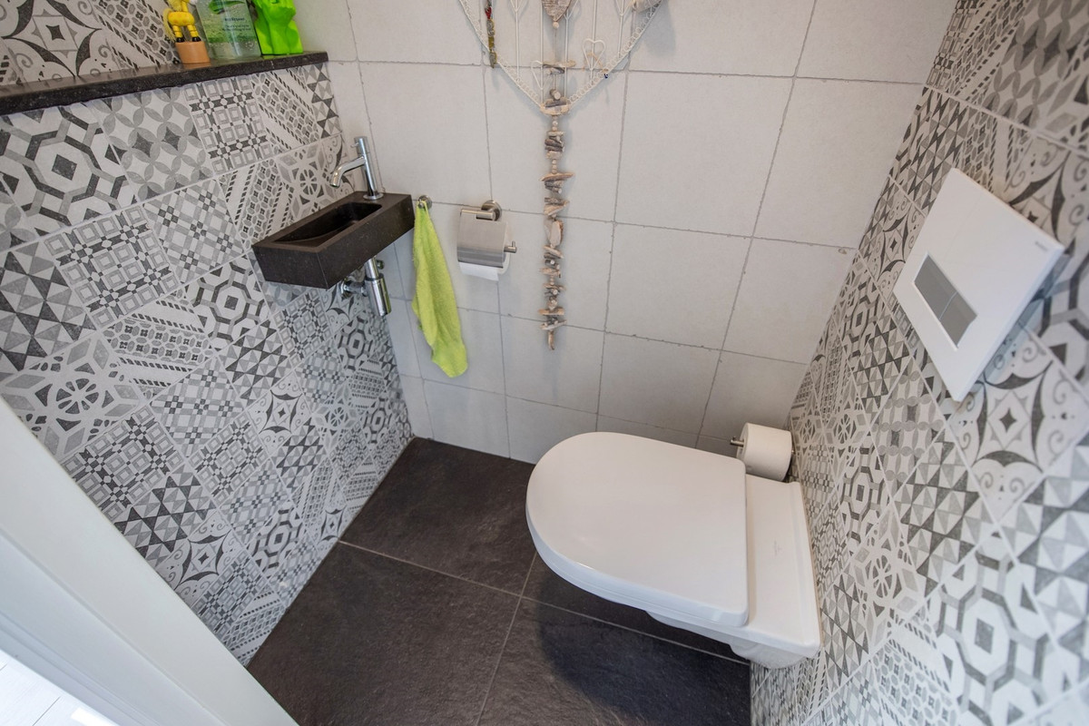 Verrassing op het toilet van kantoor