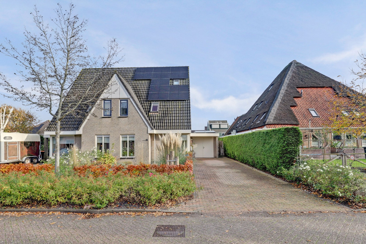 Twee-onder-één-kap te koop: De Eenhoorn 2E, Oosterblokker