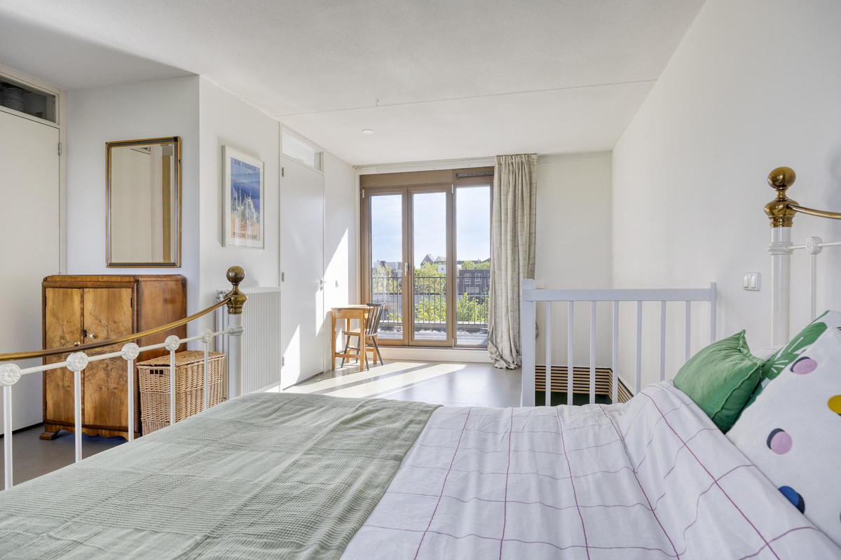 Tussenwoning te koop: Bert Haanstrakade 142A, Amsterdam