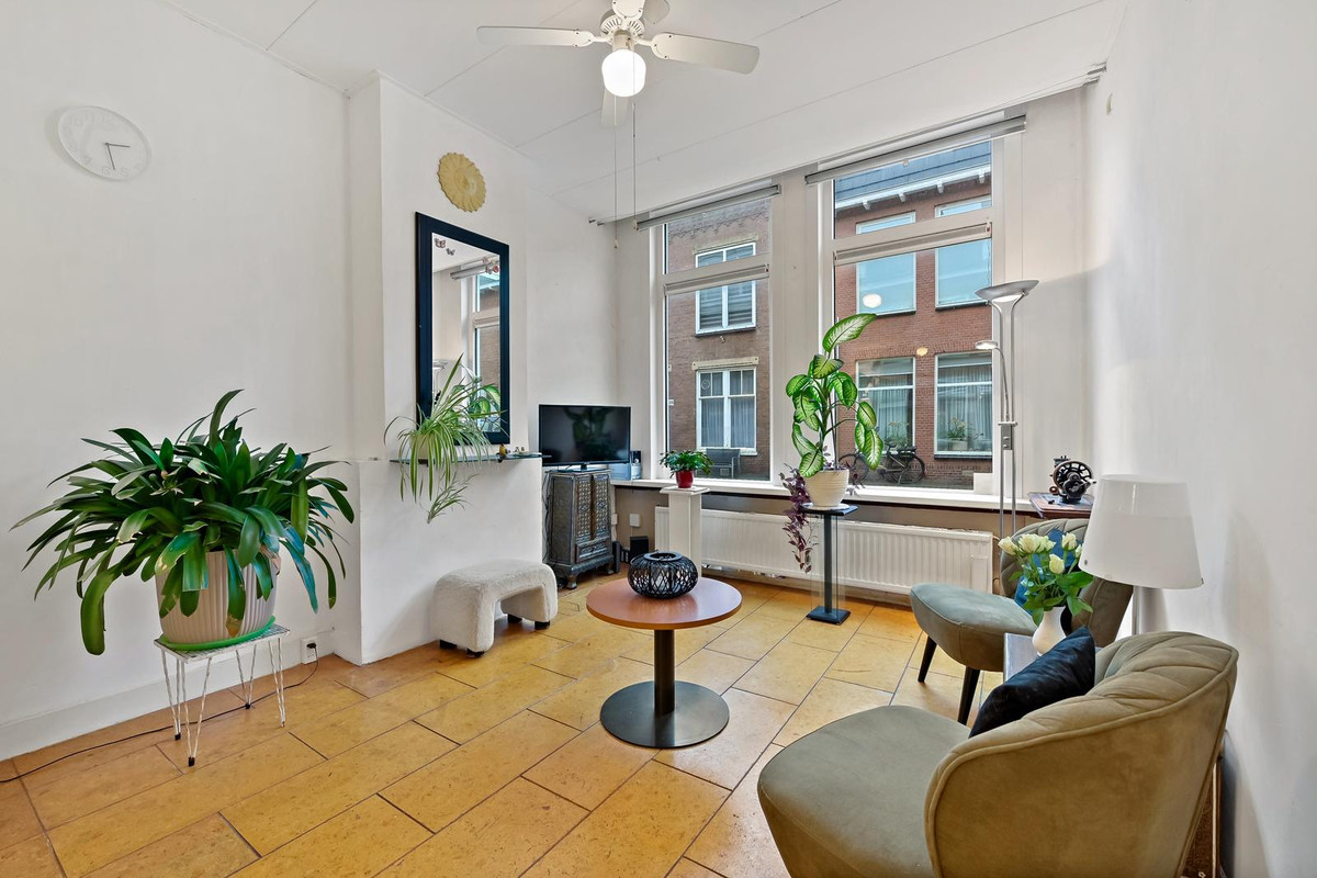 Studio te koop: Jan van Houtstraat 107, 'S-Gravenhage