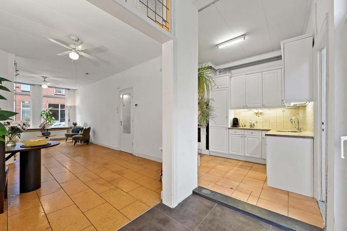 Studio te koop: Jan van Houtstraat 107, 'S-Gravenhage