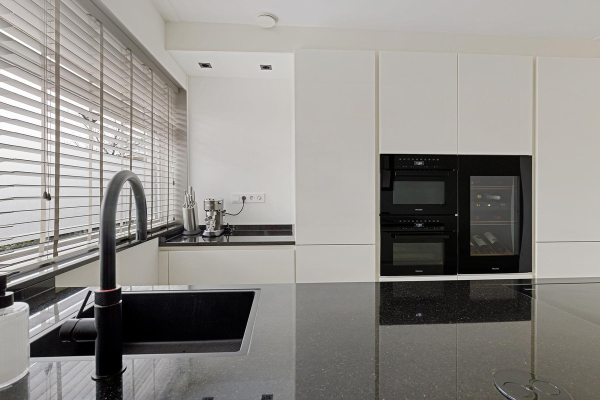 Tussenwoning te koop: Veerse Meer 16, Hoofddorp