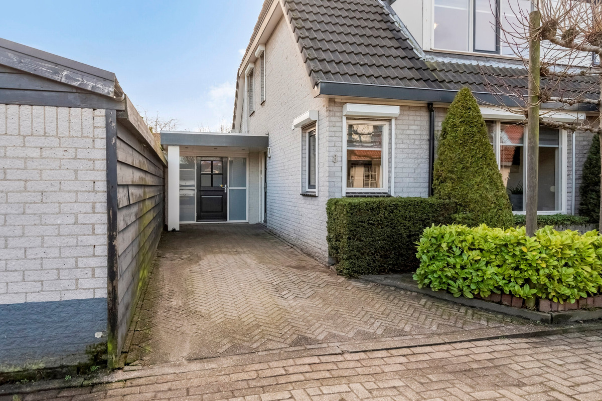 Twee-onder-één-kap te koop: Wisselkom 8, Steenbergen