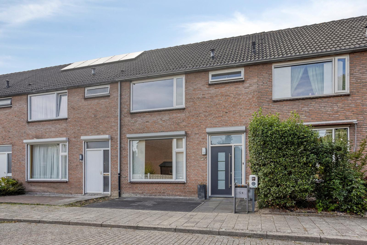 Tussenwoning te koop: Schuberthof 134, Terneuzen