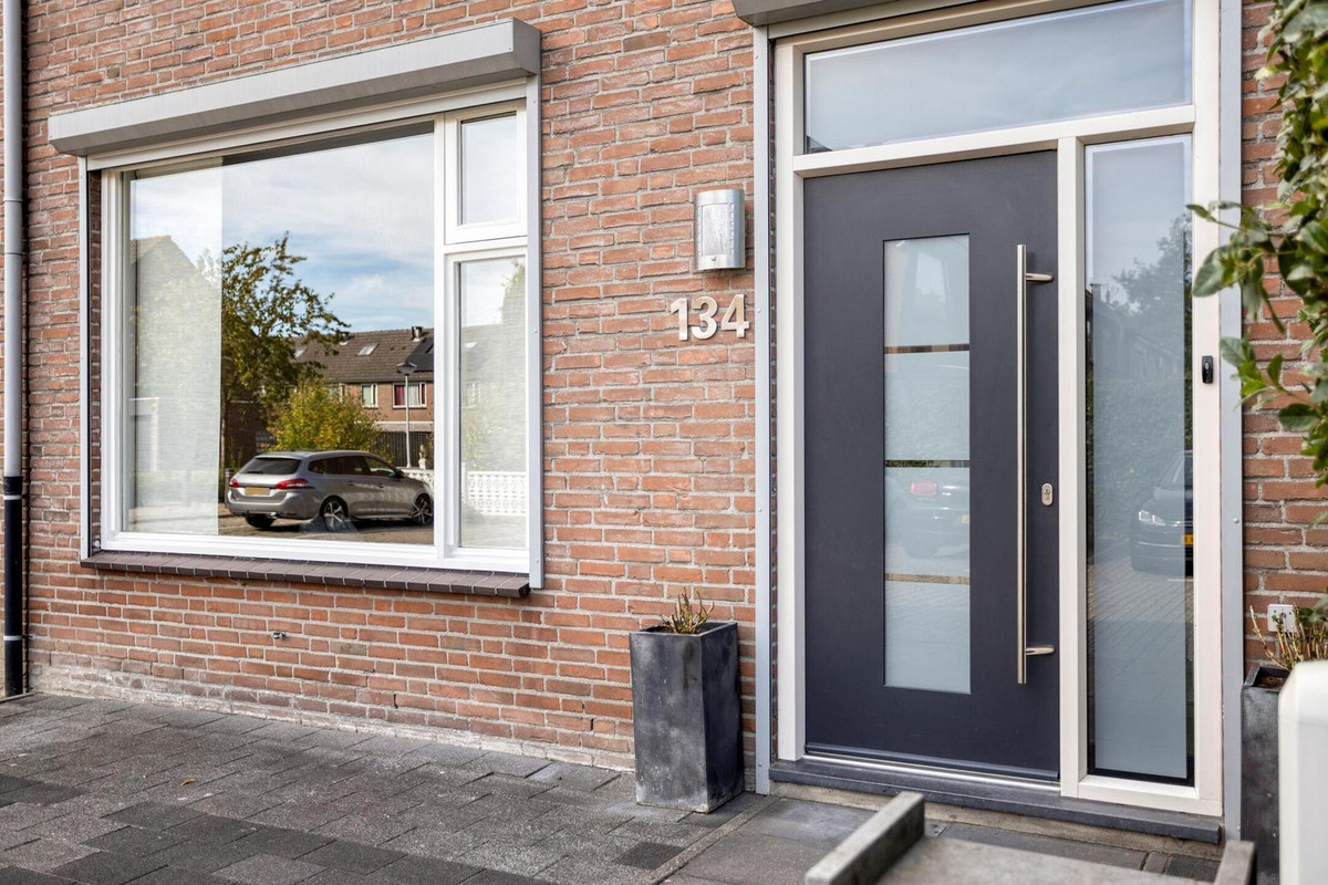 Tussenwoning te koop: Schuberthof 134, Terneuzen