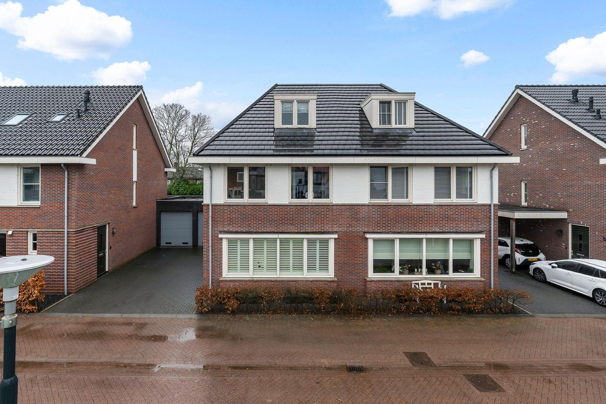 Twee-onder-één-kap te koop: Voorneveldstraat 10, Pernis Rotterdam