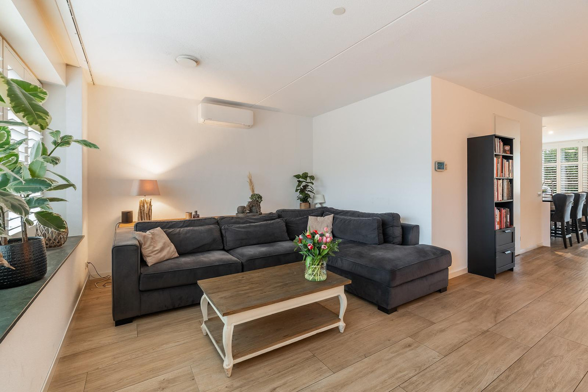 Twee-onder-één-kap te koop: Voorneveldstraat 10, Pernis Rotterdam