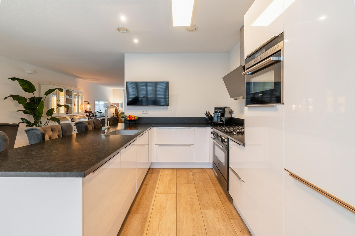 Twee-onder-één-kap te koop: Voorneveldstraat 10, Pernis Rotterdam