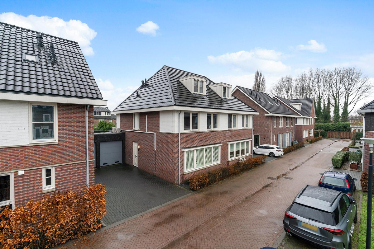 Twee-onder-één-kap te koop: Voorneveldstraat 10, Pernis Rotterdam