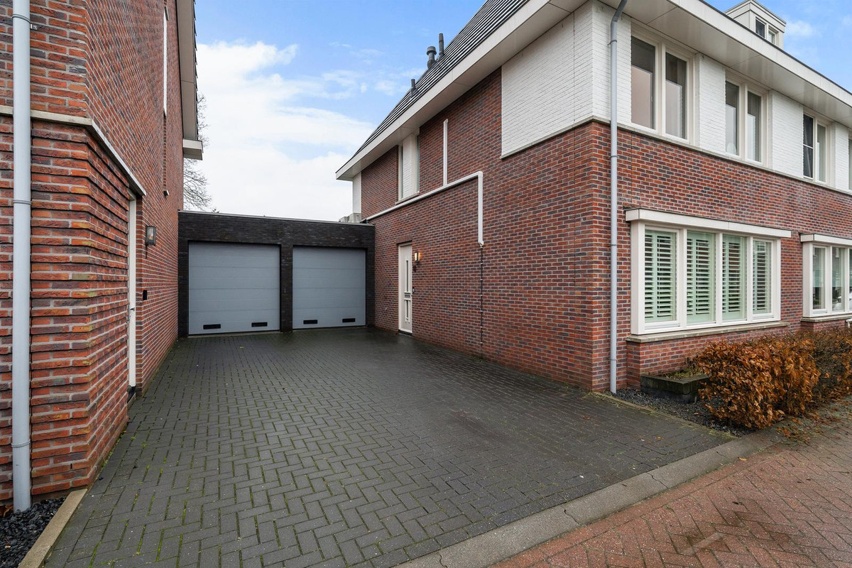 Twee-onder-één-kap te koop: Voorneveldstraat 10, Pernis Rotterdam