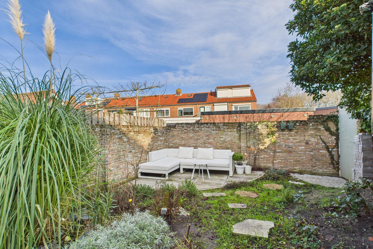 Tussenwoning te koop: Oosterscheldestraat 221, Middelburg