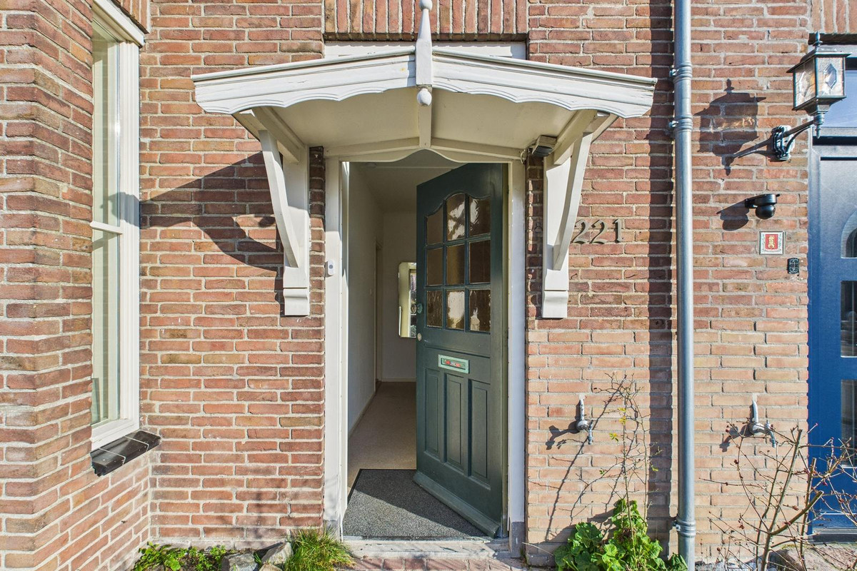 Tussenwoning te koop: Oosterscheldestraat 221, Middelburg
