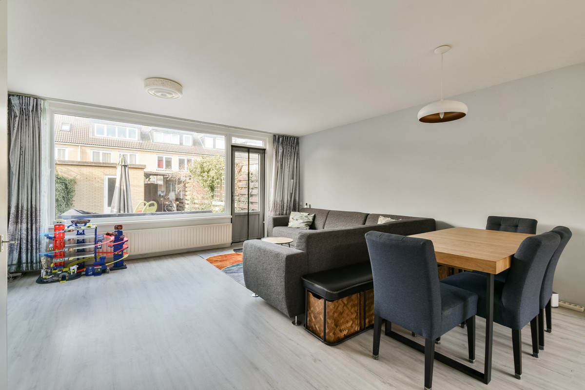 Tussenwoning te koop: Albert van Dalsumlaan 58, Amstelveen