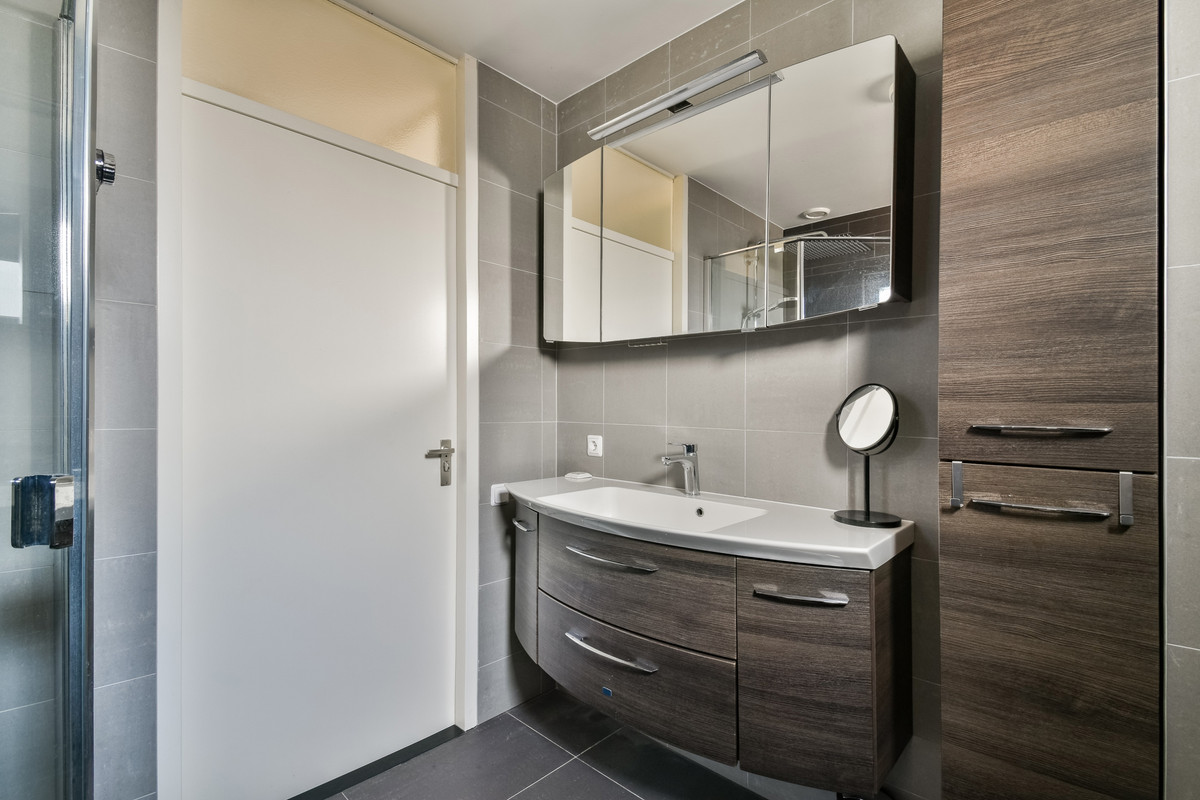 Tussenwoning te koop: Albert van Dalsumlaan 58, Amstelveen