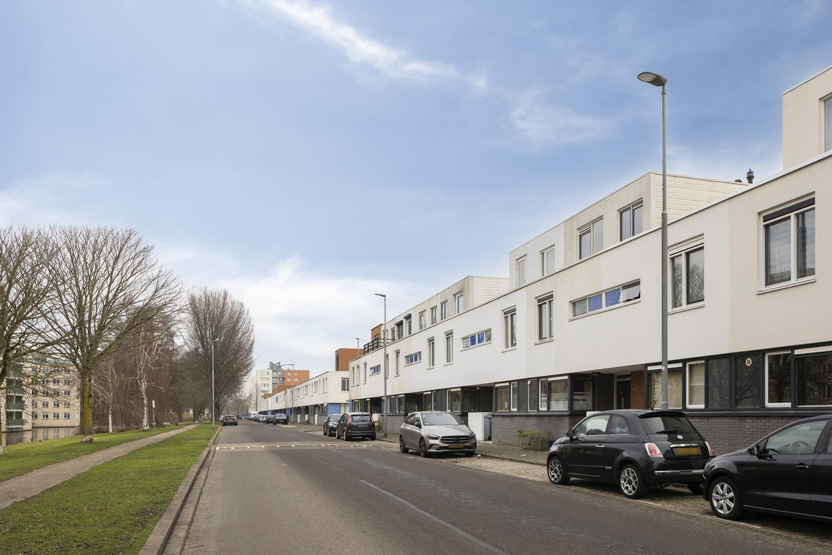 Tussenwoning te koop: Nehrusingel 130, Rotterdam