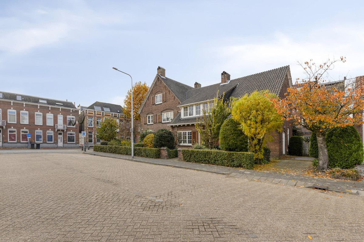 Twee-onder-één-kap te koop: Parklaan 1, Roosendaal