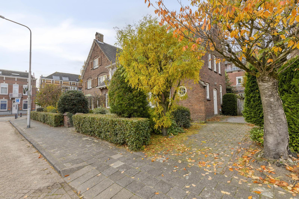 Twee-onder-één-kap te koop: Parklaan 1, Roosendaal