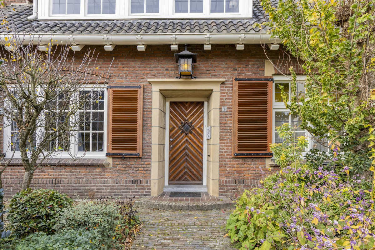 Twee-onder-één-kap te koop: Parklaan 1, Roosendaal