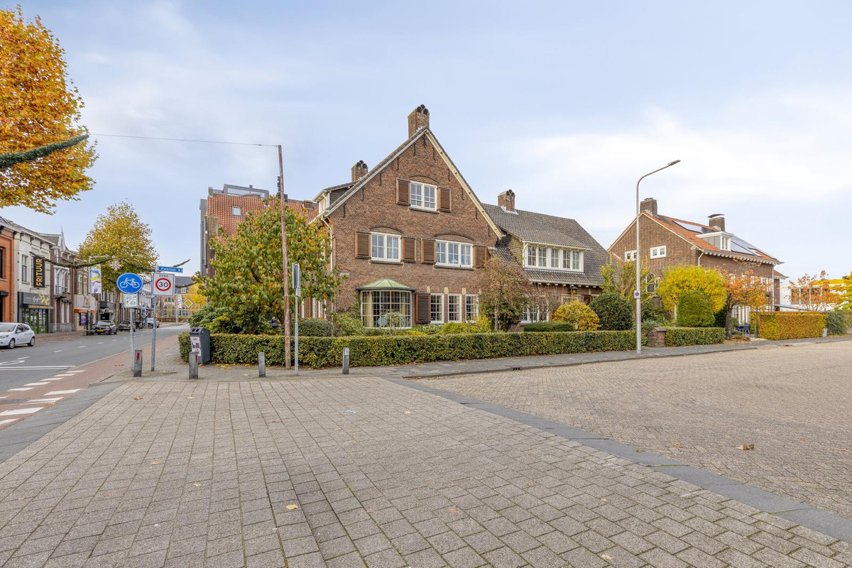 Twee-onder-één-kap te koop: Parklaan 1, Roosendaal