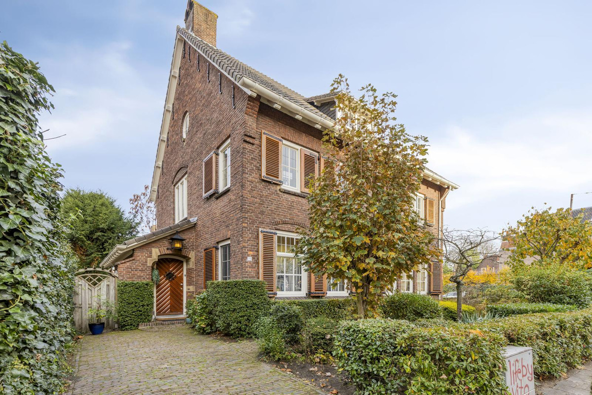 Twee-onder-één-kap te koop: Parklaan 1, Roosendaal