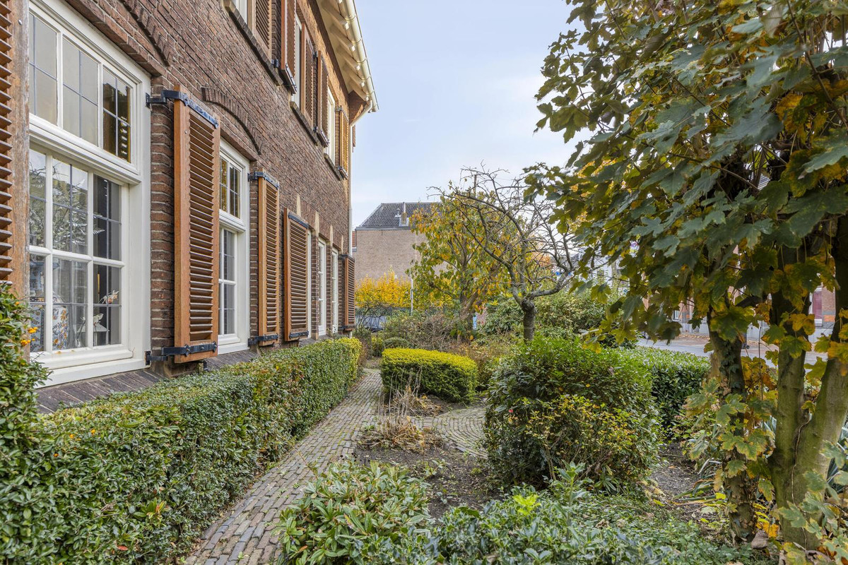Twee-onder-één-kap te koop: Parklaan 1, Roosendaal