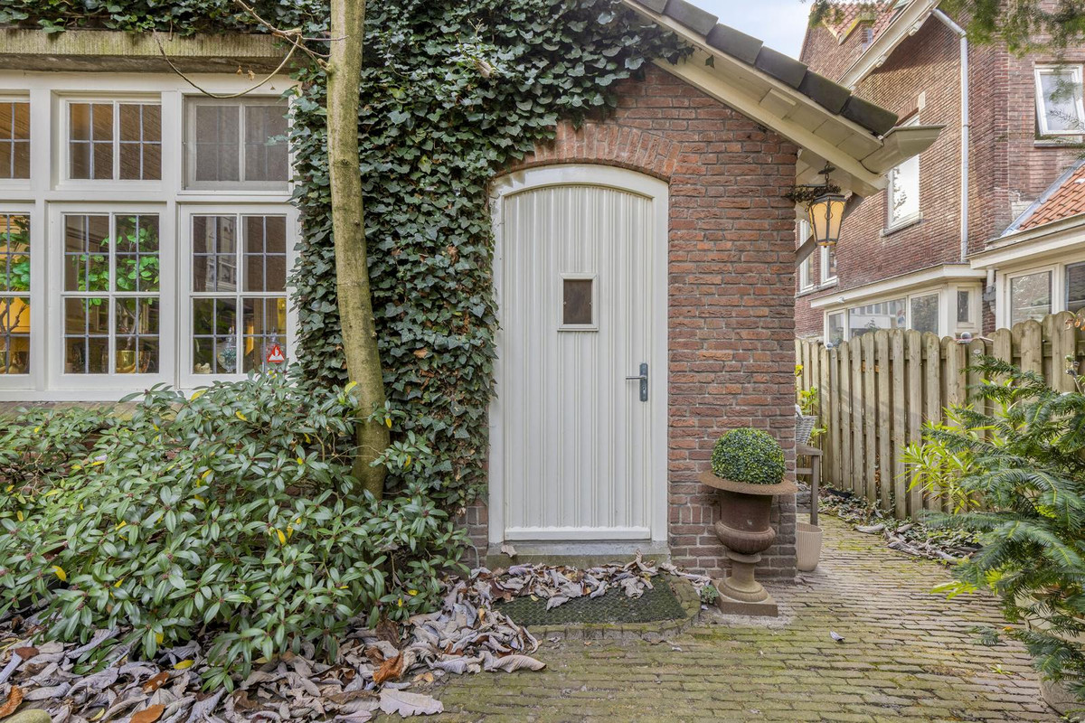 Twee-onder-één-kap te koop: Parklaan 1, Roosendaal