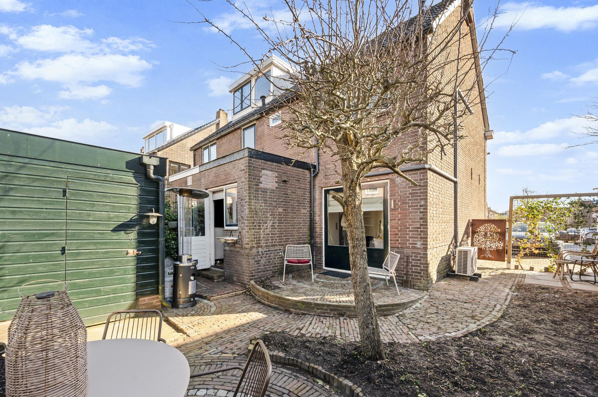 Twee-onder-één-kap te koop: Ten Harmsenstraat 11, Alphen Aan Den Rijn