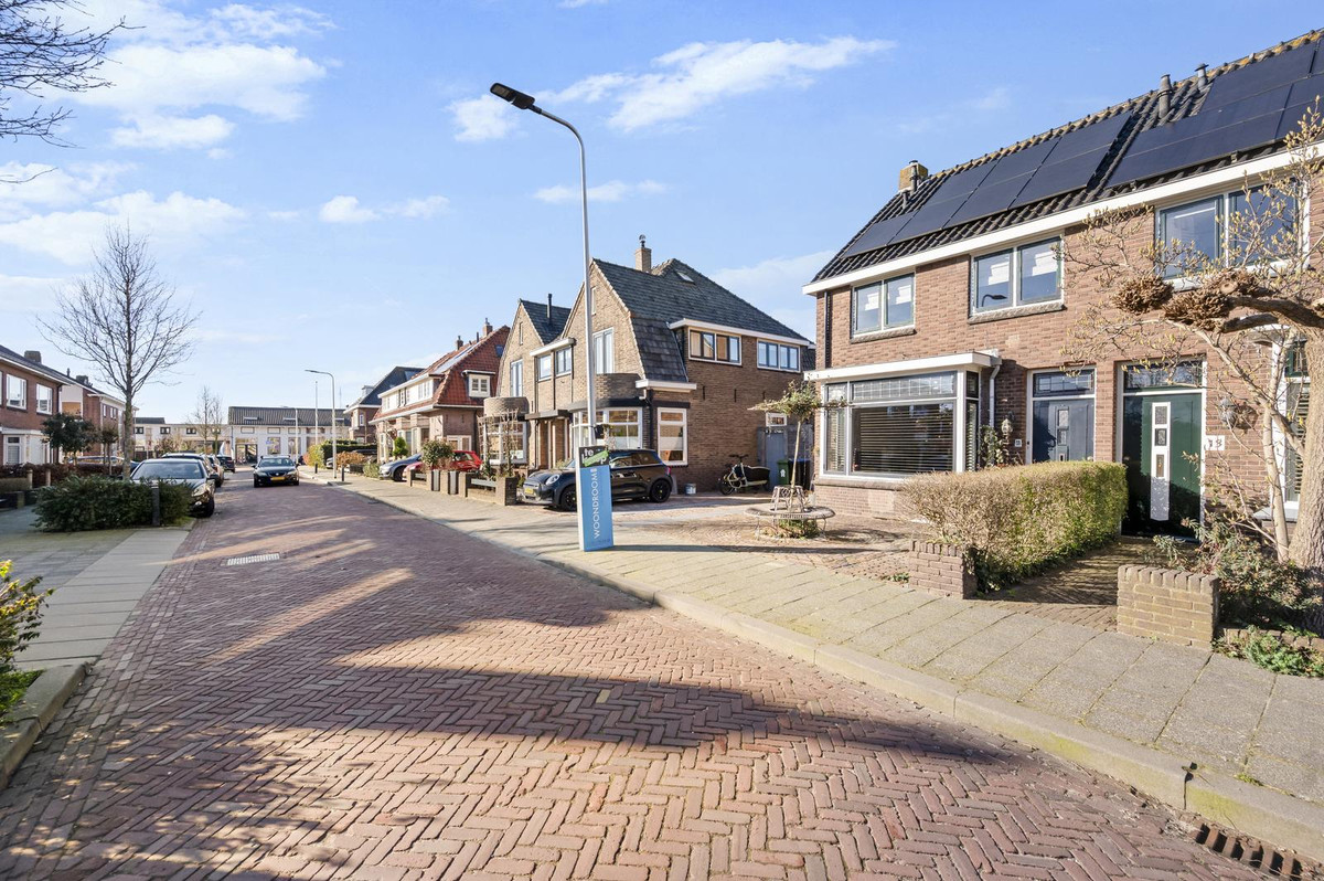 Twee-onder-één-kap te koop: Ten Harmsenstraat 11, Alphen Aan Den Rijn