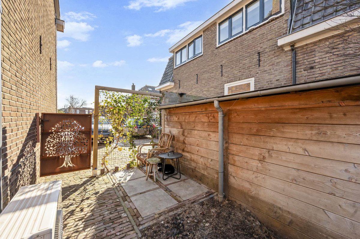Twee-onder-één-kap te koop: Ten Harmsenstraat 11, Alphen Aan Den Rijn