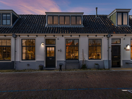 Nieuwe Zijds Burgwal 19
