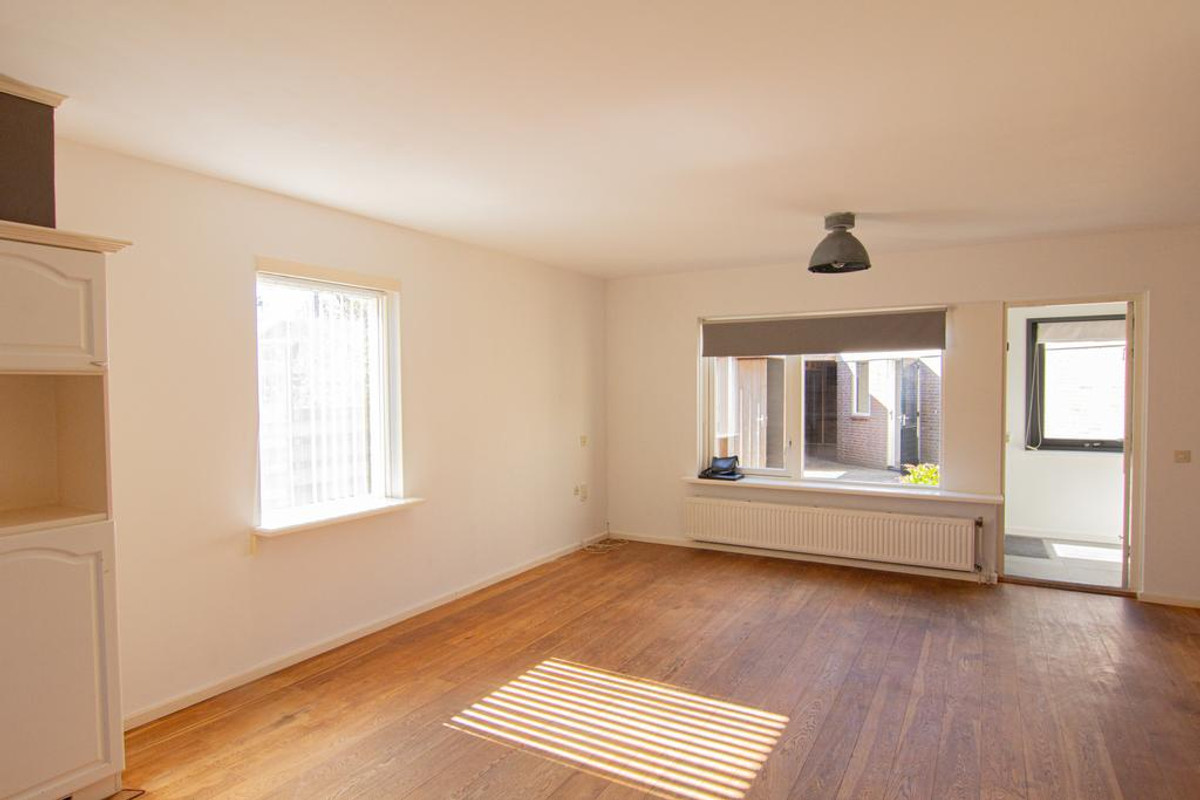 Hoekwoning te huur: Hyacintlaan 30, Winkel