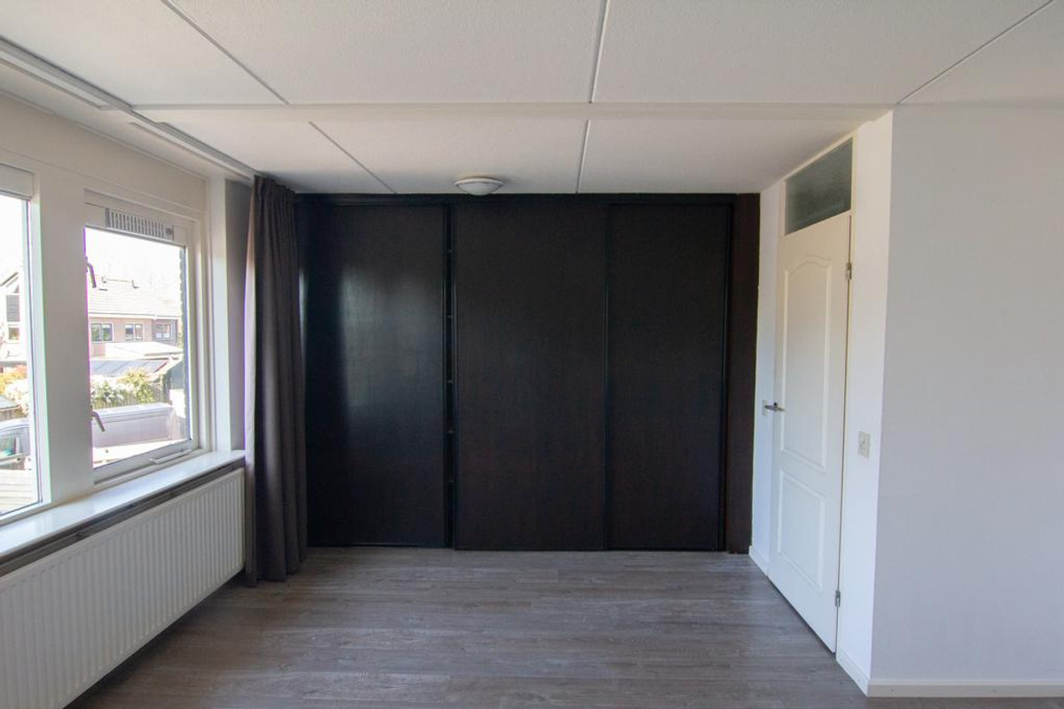 Hoekwoning te huur: Hyacintlaan 30, Winkel