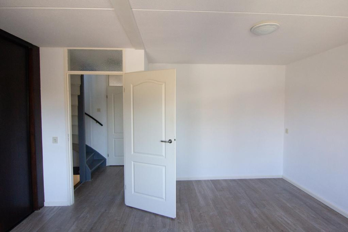 Hoekwoning te huur: Hyacintlaan 30, Winkel
