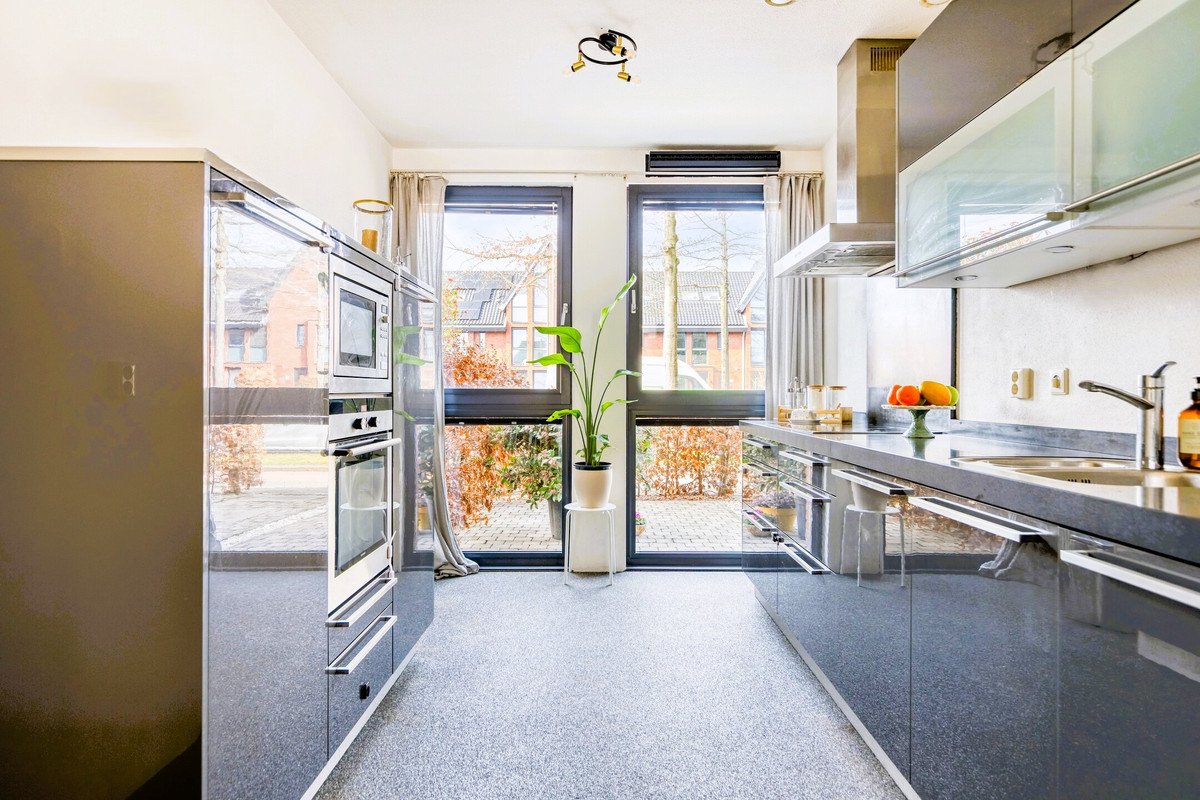 Tussenwoning te koop: Laan van Avant-Garde 512, Rotterdam