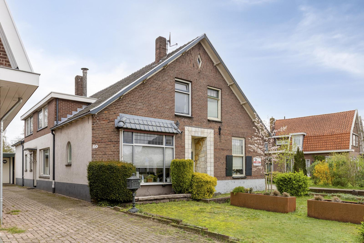 Twee-onder-één-kap te koop: Dorpsstraat 60, Halle