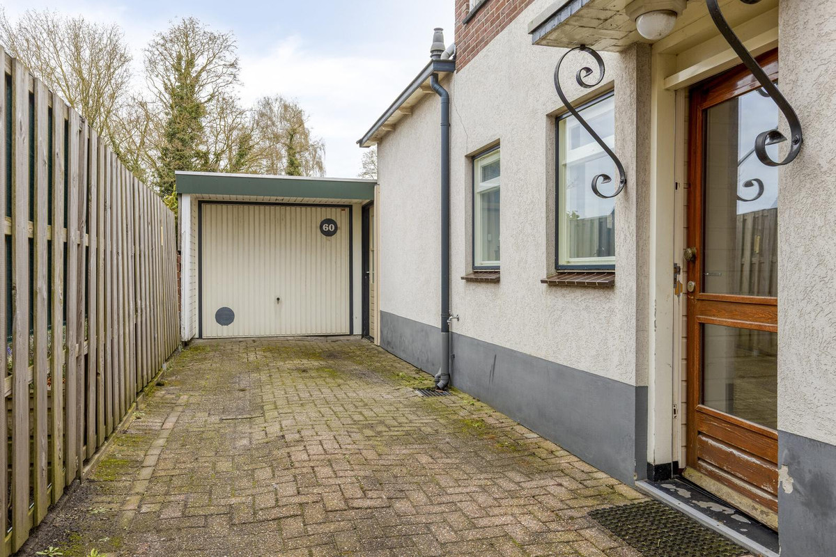 Twee-onder-één-kap te koop: Dorpsstraat 60, Halle