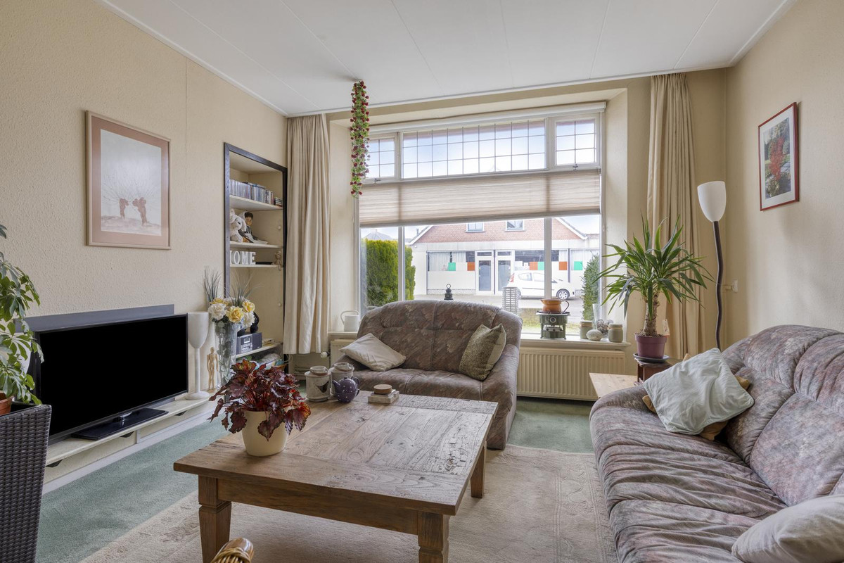 Twee-onder-één-kap te koop: Dorpsstraat 60, Halle