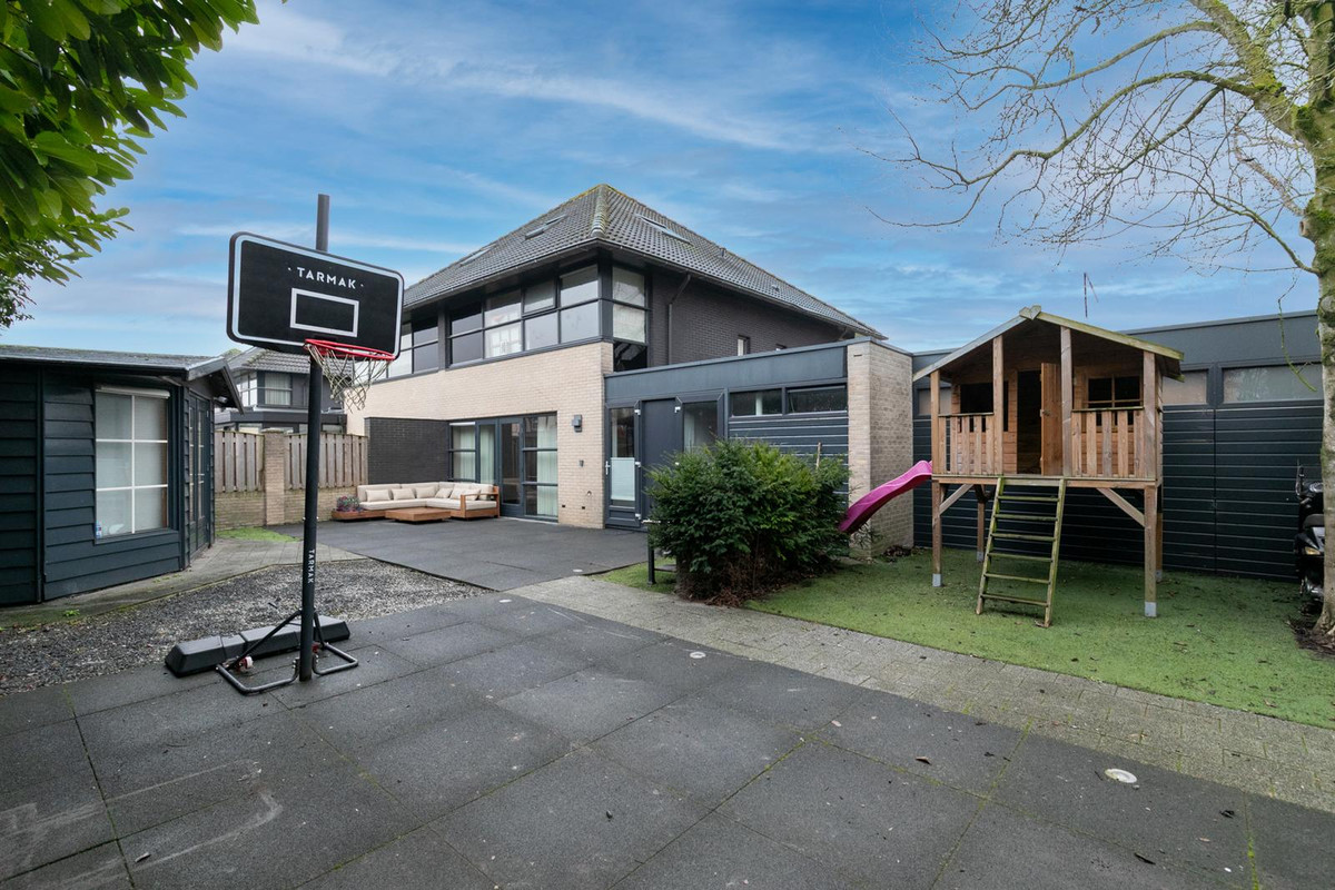Hoekwoning te koop: Makkumplein 1, Tilburg