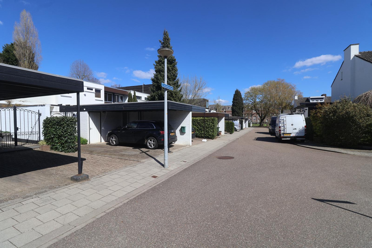 Tussenwoning te koop: Castelmorelaan 24, Maastricht