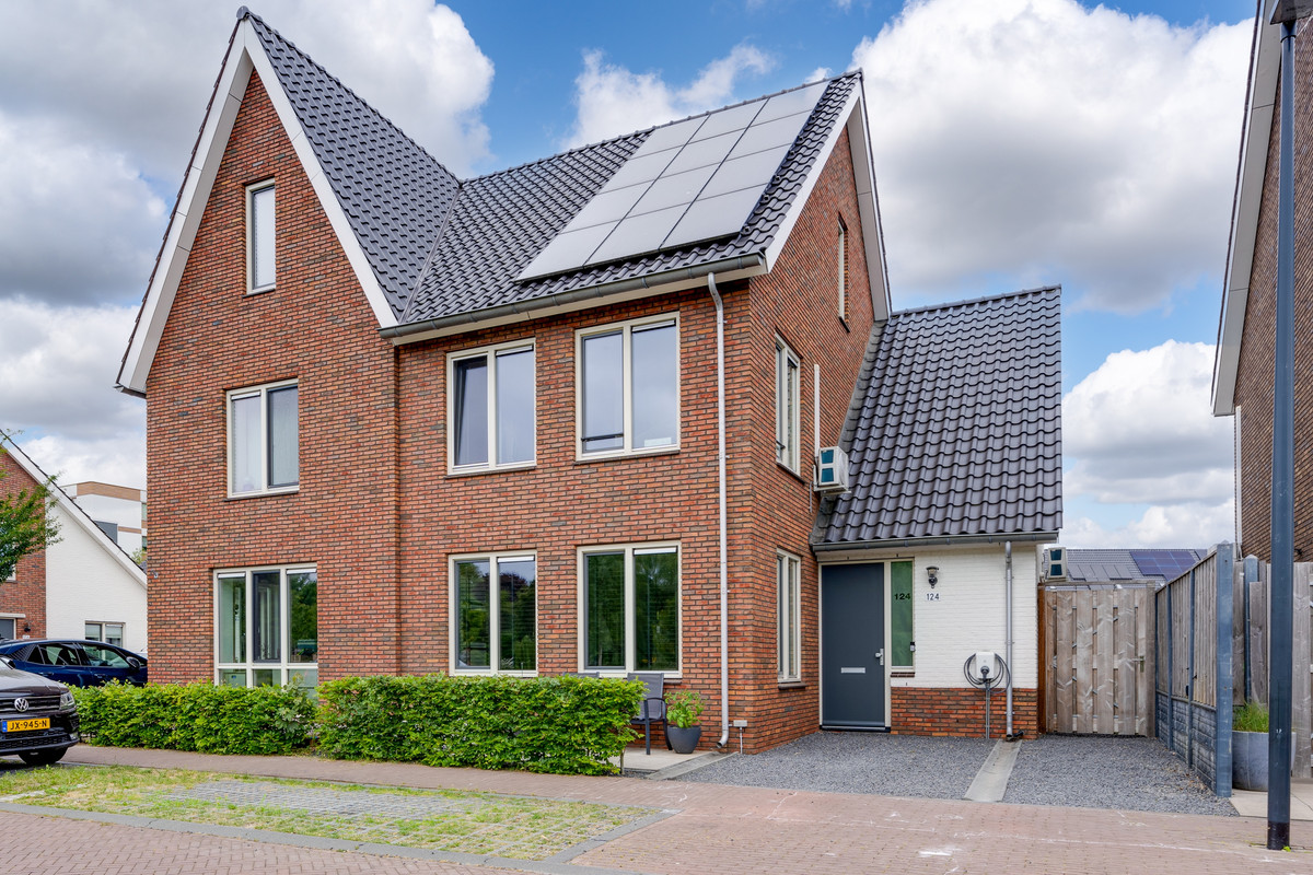 Twee-onder-één-kap te koop: De Wherelanden 124, Purmerend
