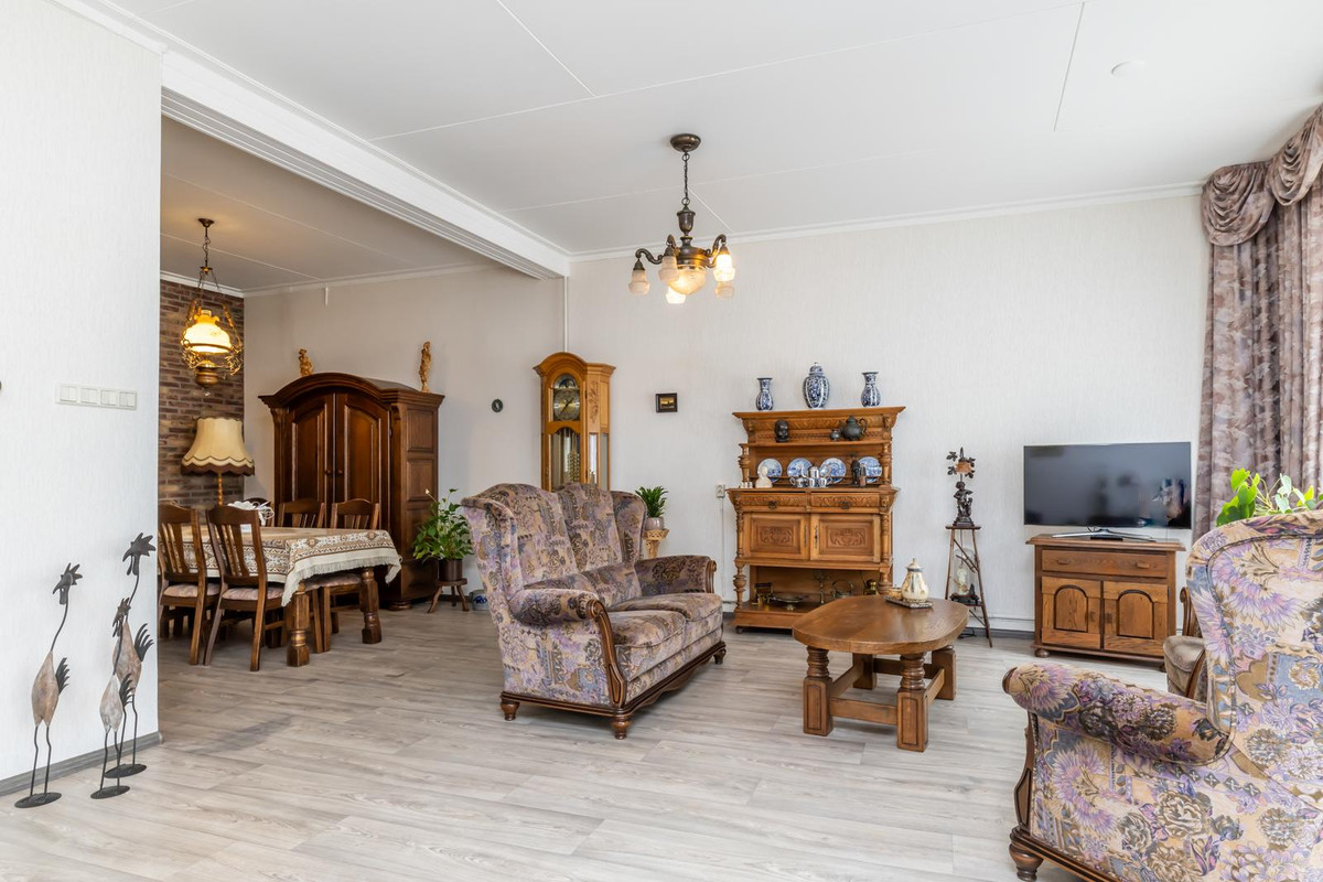 Hoekwoning te koop: Provincialeweg Zuid 124, Oirsbeek