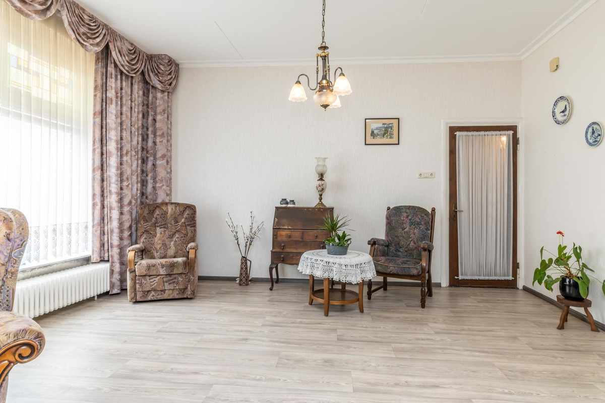 Hoekwoning te koop: Provincialeweg Zuid 124, Oirsbeek