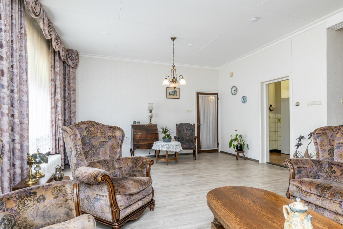 Hoekwoning te koop: Provincialeweg Zuid 124, Oirsbeek