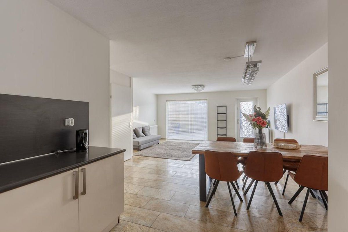 Tussenwoning te huur: Van der Woudendijk 35, 'S-Gravenhage