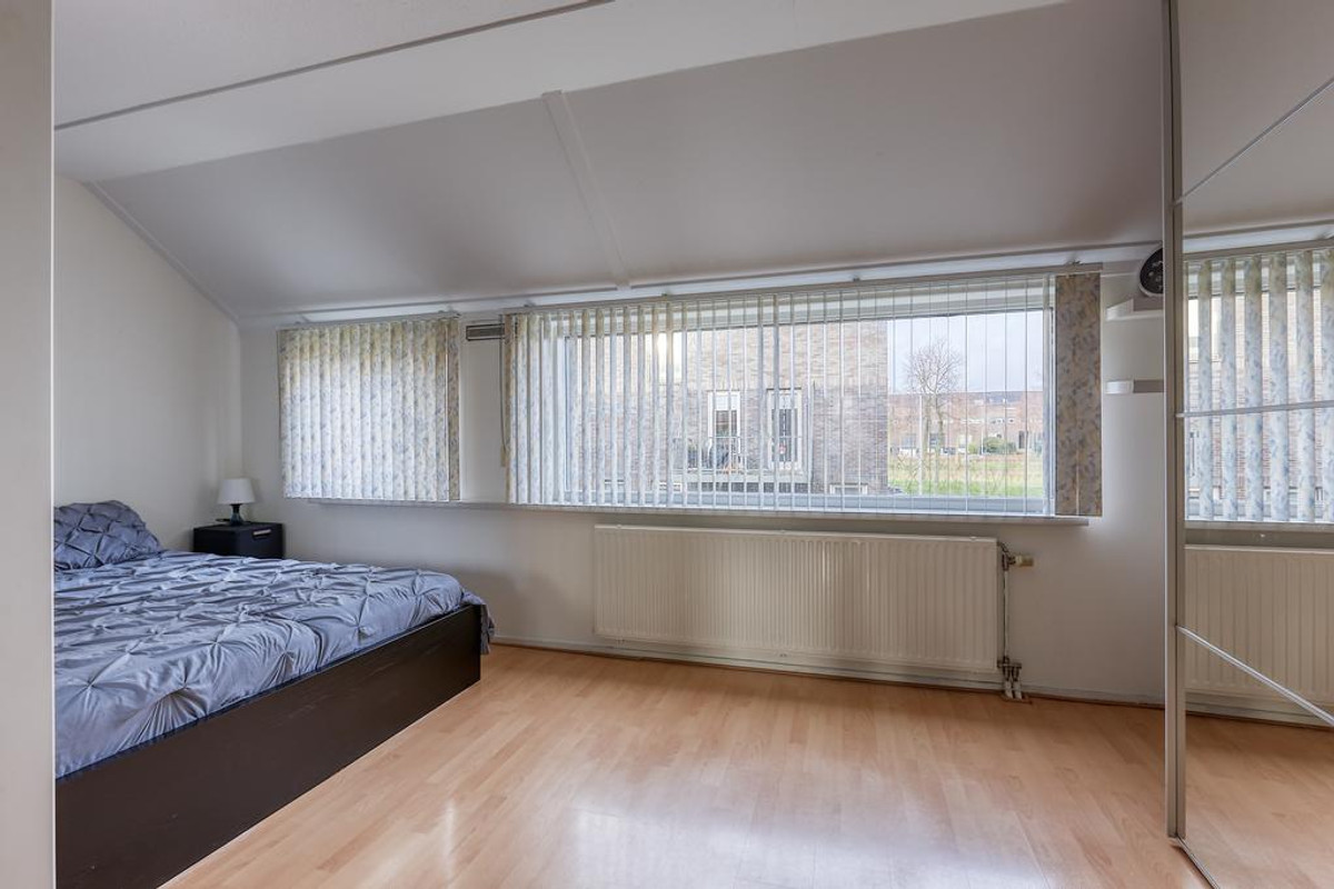 Tussenwoning te huur: Van der Woudendijk 35, 'S-Gravenhage