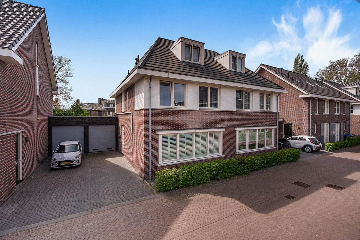 Twee-onder-één-kap te koop: Voorneveldstraat 10, Pernis Rotterdam