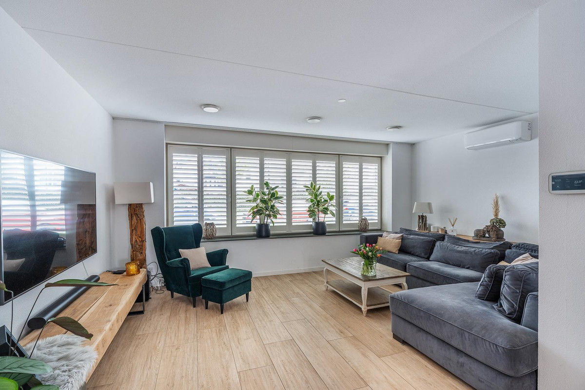 Twee-onder-één-kap te koop: Voorneveldstraat 10, Pernis Rotterdam