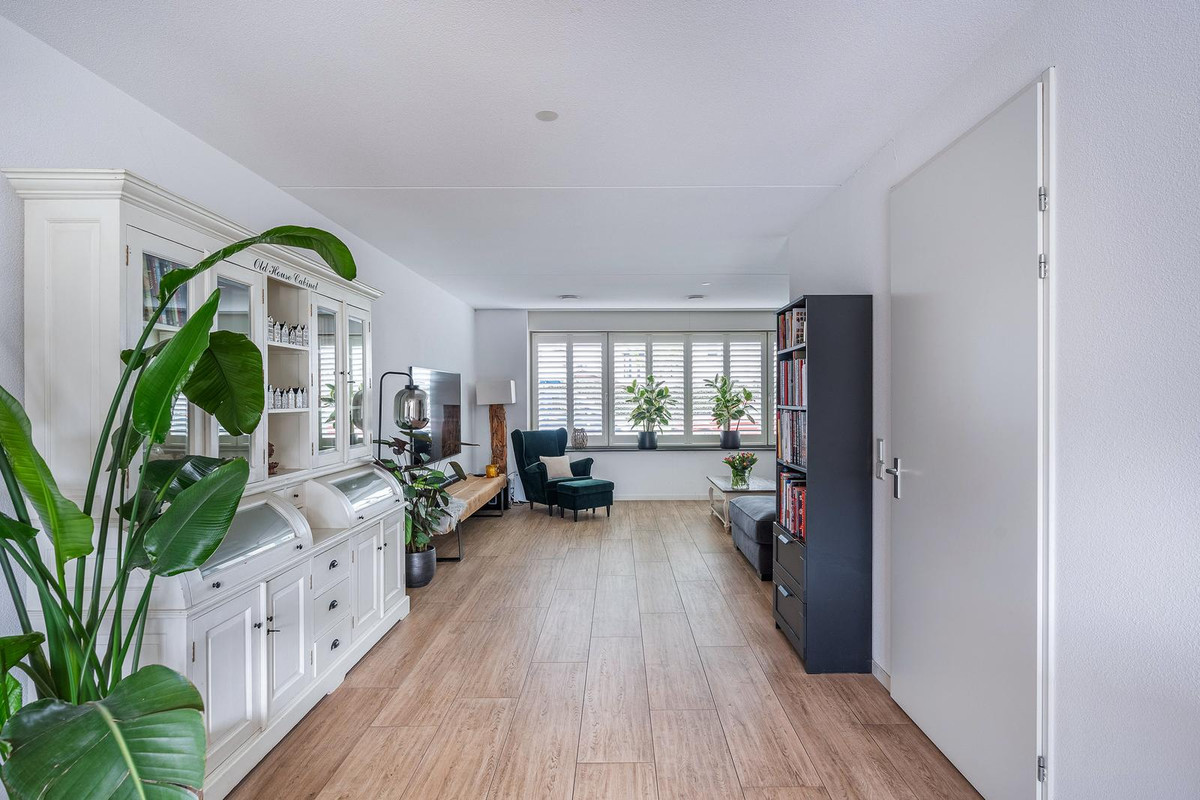 Twee-onder-één-kap te koop: Voorneveldstraat 10, Pernis Rotterdam