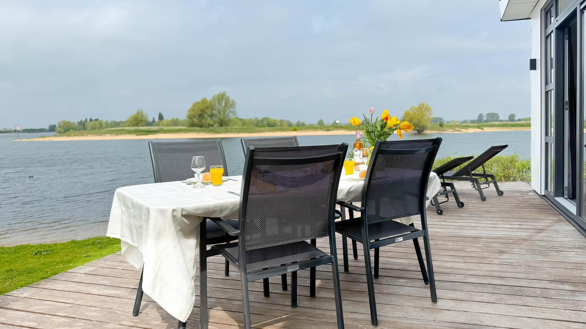 Vrijstaande woning te koop: Rijnbandijk 36-84, Maurik