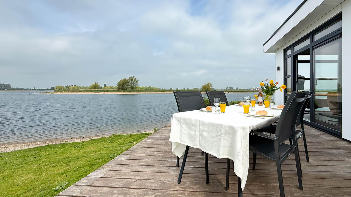Vrijstaande woning te koop: Rijnbandijk 36-84, Maurik